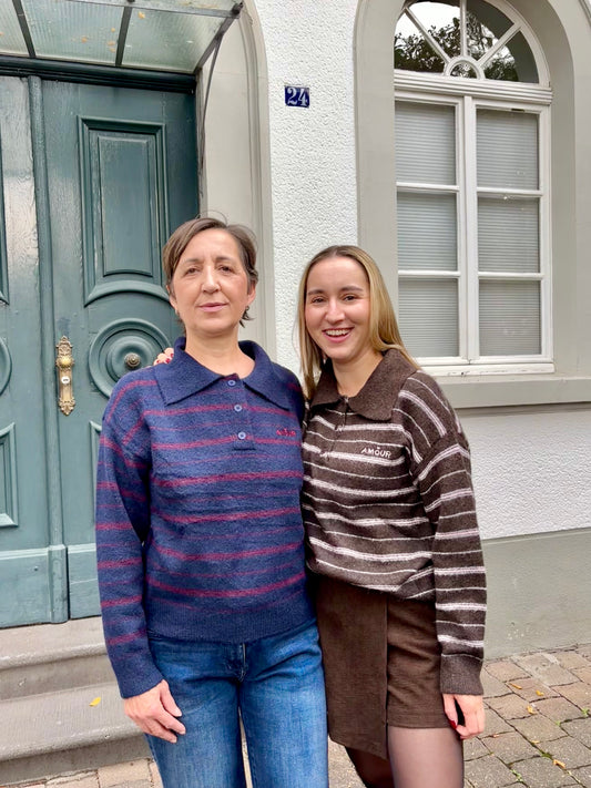 Hochwertiger Damen-Pullover mit Streifen und weitem Polokragen. Das weiche, fließende Viskose-Material bietet ein angenehmes Hautgefühl. Ideal für elegante, gemütliche Looks im Alltag.