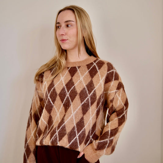 Locker geschnittener Jacquardpullover aus Feinstrick mit Rundhalsausschnitt und gerippten Ärmelbündchen.