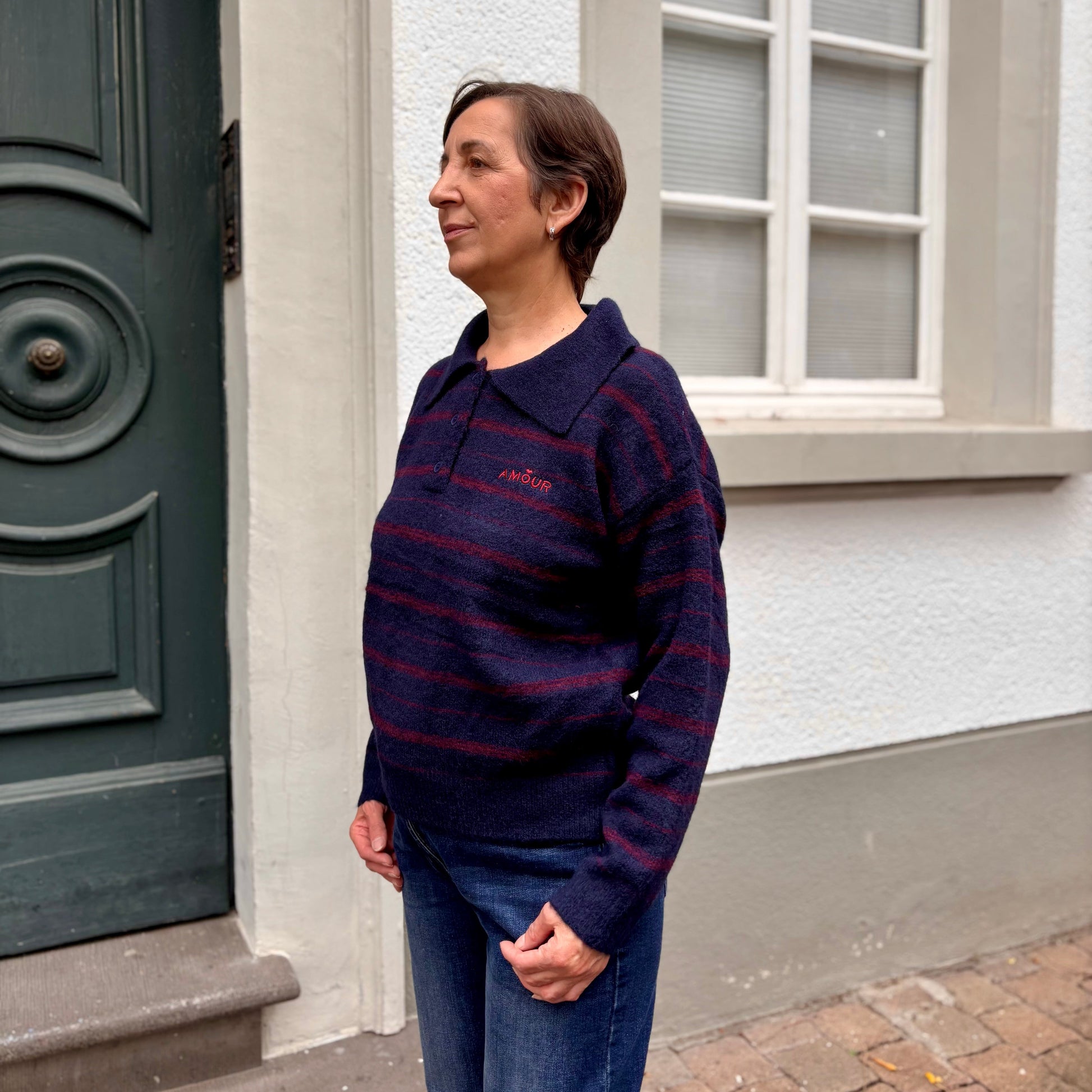 Trendiger gestreifter Viskose-Pullover in Braun und Bordeaux. Femininer Look mit breitem Polo-Ausschnitt, perfekt für moderne, warme und stilvolle Outfits.