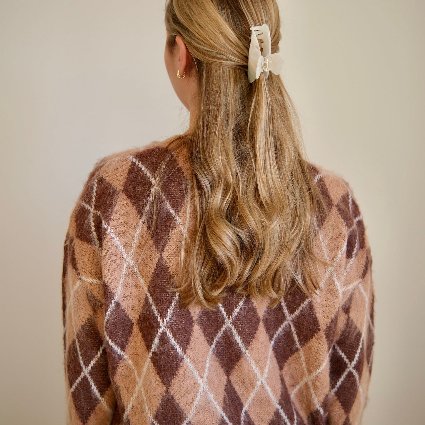 Locker geschnittener Jacquardpullover aus Feinstrick mit Rundhalsausschnitt und gerippten Ärmelbündchen.