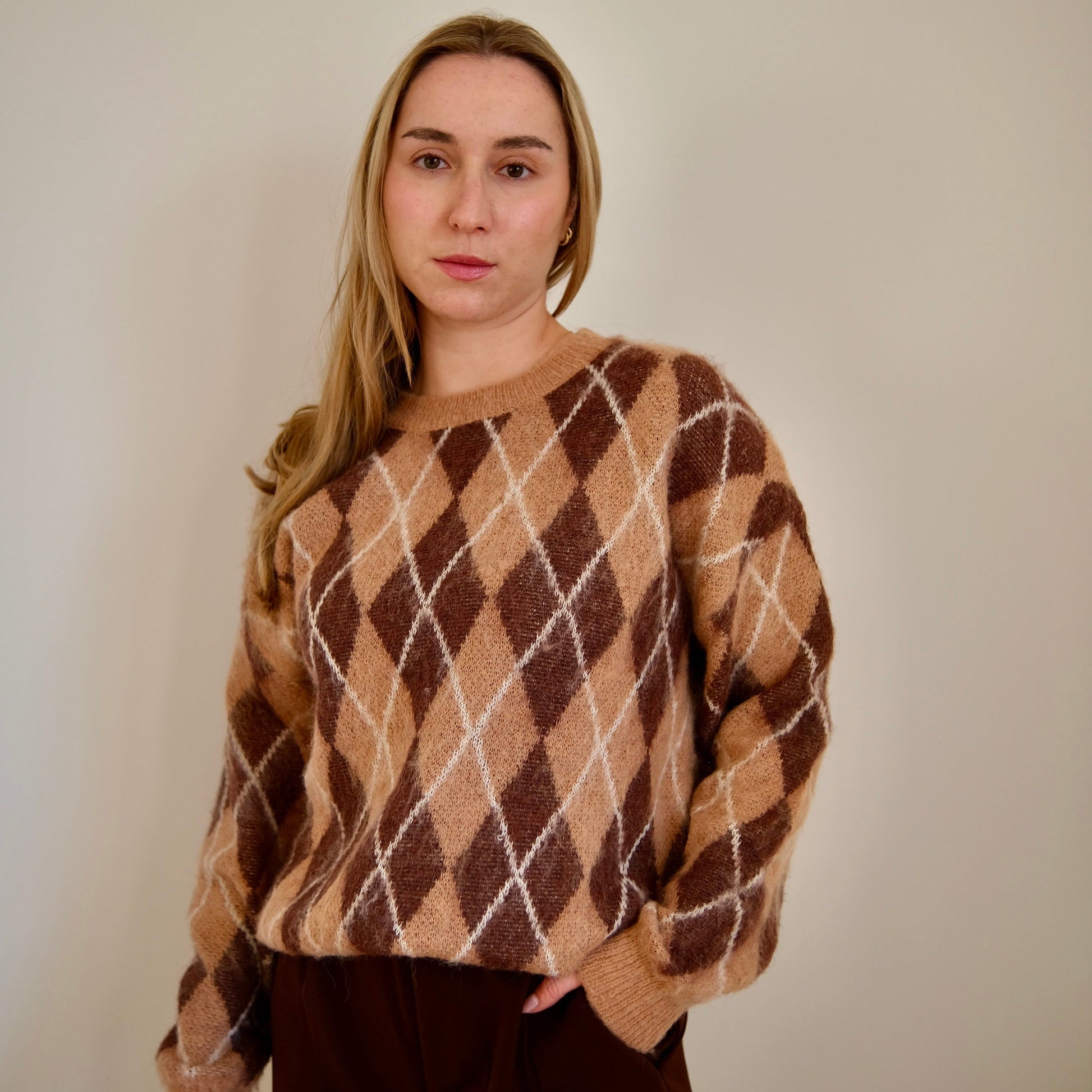 Locker geschnittener Jacquardpullover aus Feinstrick mit Rundhalsausschnitt und gerippten Ärmelbündchen.