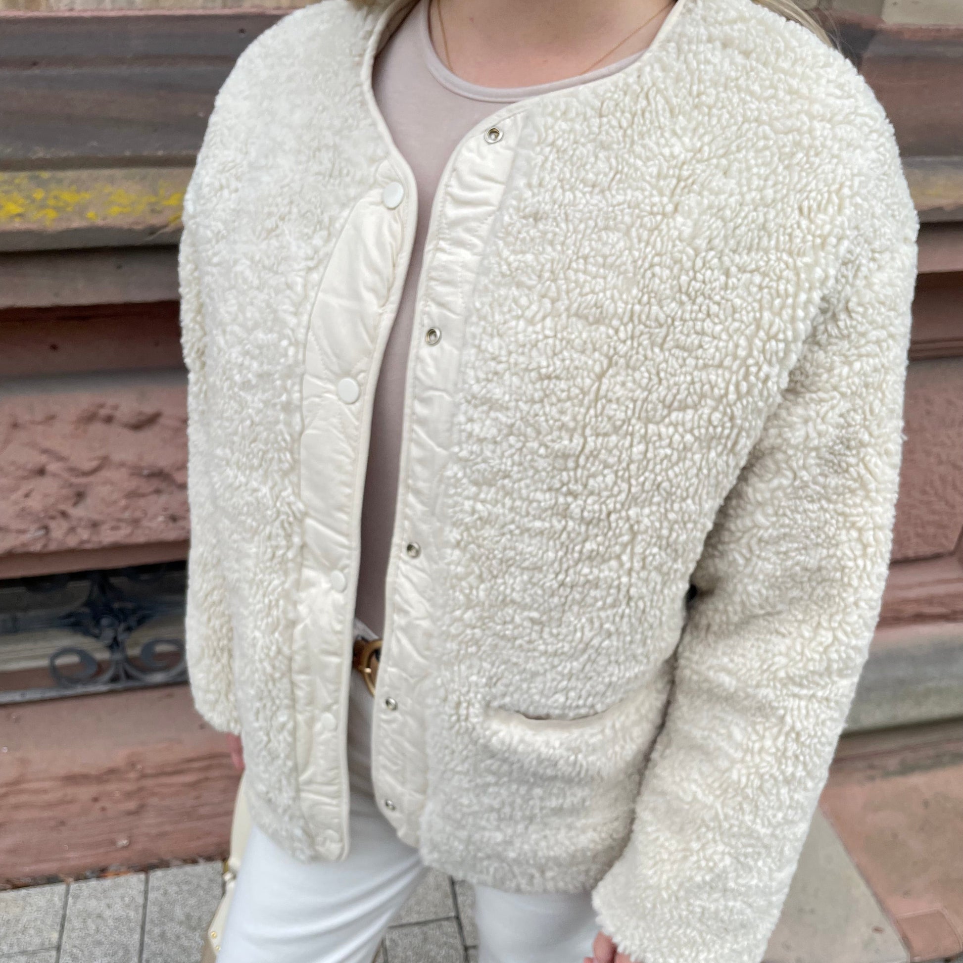 Entdecke die wendbare Damenjacke – Teddy- oder Steppseite tragbar, kuschelig warm und stylisch. Perfekt für gemütliche Herbst- und Winter-Looks.