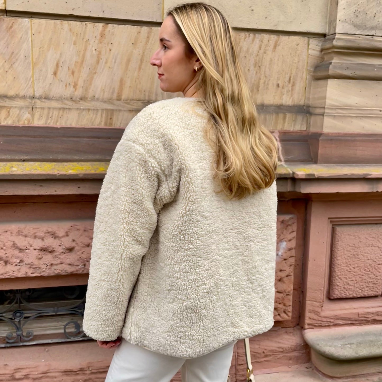 Entdecke die wendbare Damenjacke – Teddy- oder Steppseite tragbar, kuschelig warm und stylisch. Perfekt für gemütliche Herbst- und Winter-Looks.
